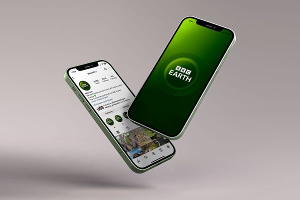 Earth_Social_Gravity-Scene-iPhone-12